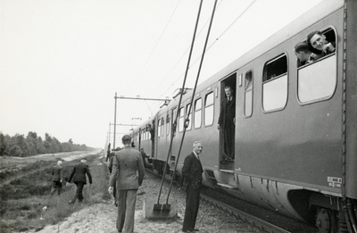 164341 Afbeelding van een speciale rit met een electrisch treinstel mat. 1946 van de N.S. voor N.S.-personeel ter ...